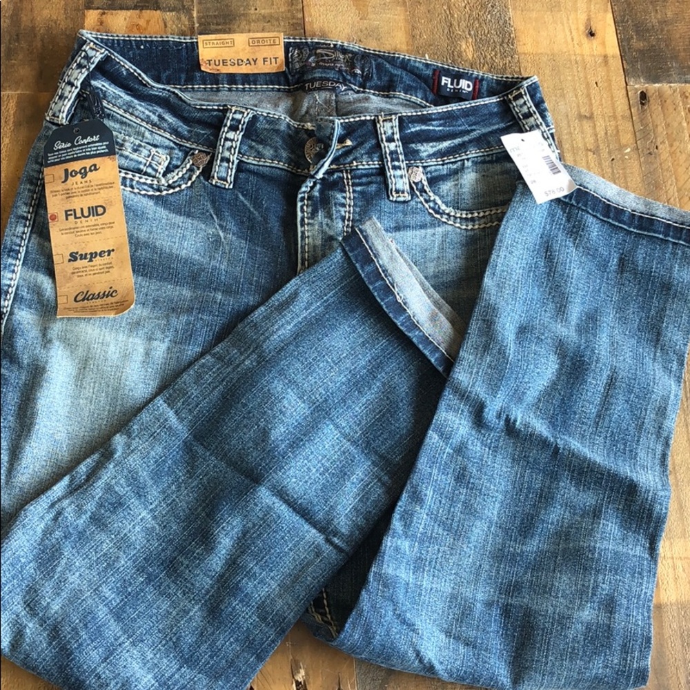 SILVER JEANS. TUESDAY FIT. NWT W28/L23